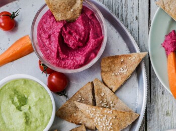 Now that the weather has warmed up, picnics are a great way to get little ones outside in the sunshine enjoying their food. Here are 10 easy and healthy recipes for picnic prep: